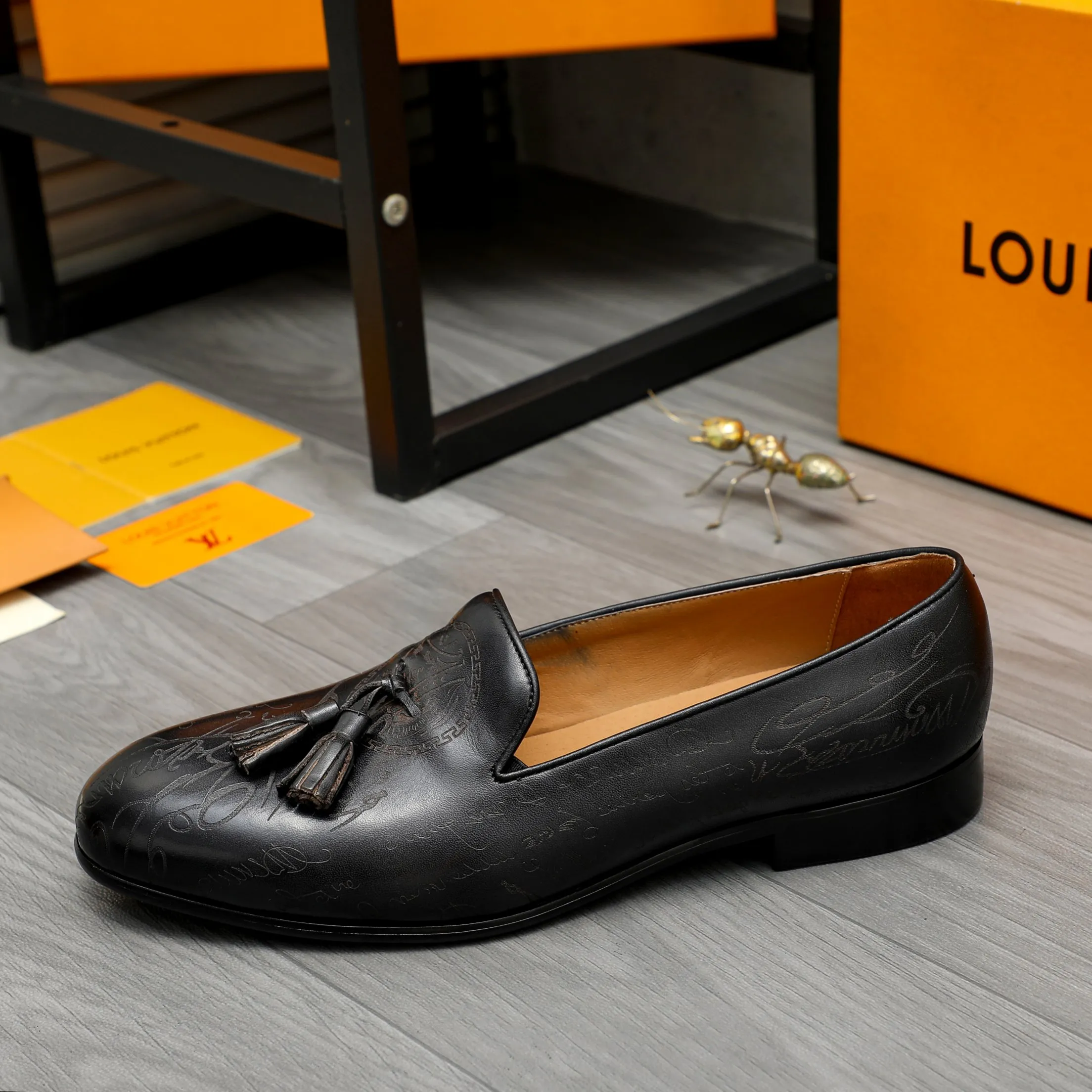 Men's shoes 💰520 Product trademark: LV "Louis Vuitton" business slip-on leather shoes Regular size: 37-46 Product materials: Selected carved cowhide upper, pigskin lining, rubber outsole